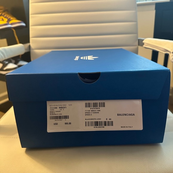 Brand new and unworn. Comes with original box. Size 11 - Picture 6 of 6